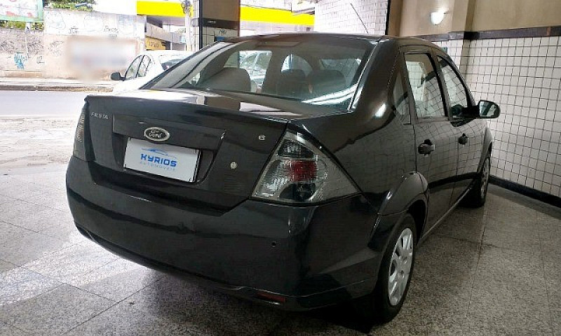 Ford Fiesta Sedan 1....