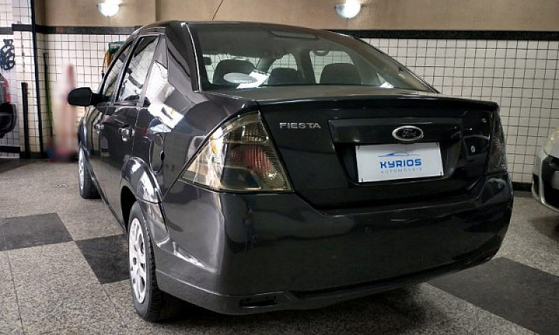 Ford Fiesta Sedan 1....