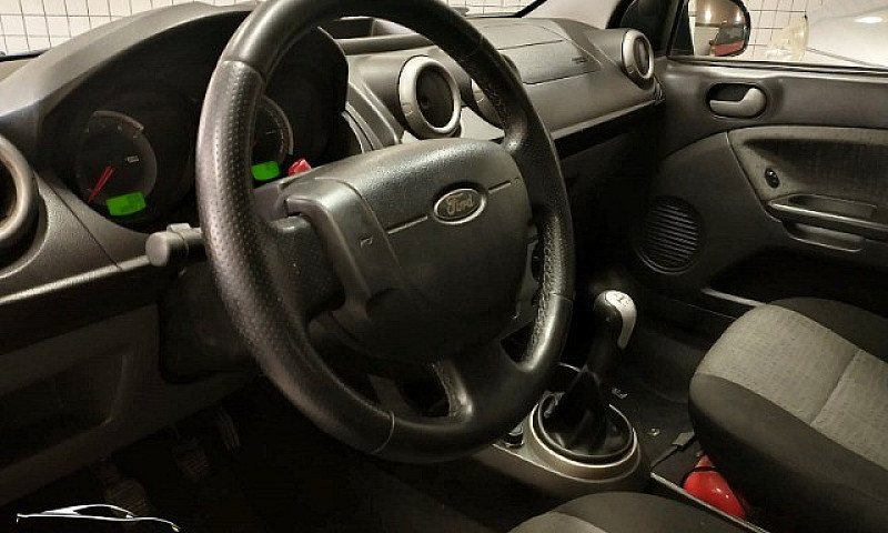 Ford Fiesta Sedan 1....