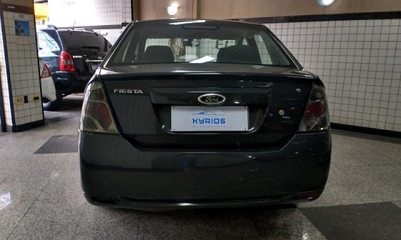 Ford Fiesta Sedan 1....