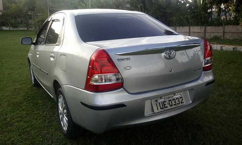 Toyota Etios Sedan 2...