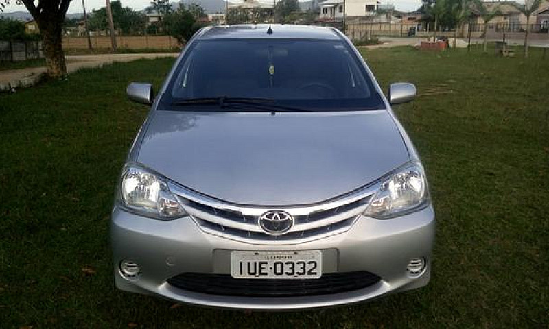 Toyota Etios Sedan 2...