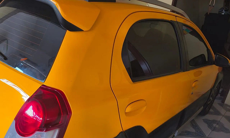 Toyota Etios Cross 1...