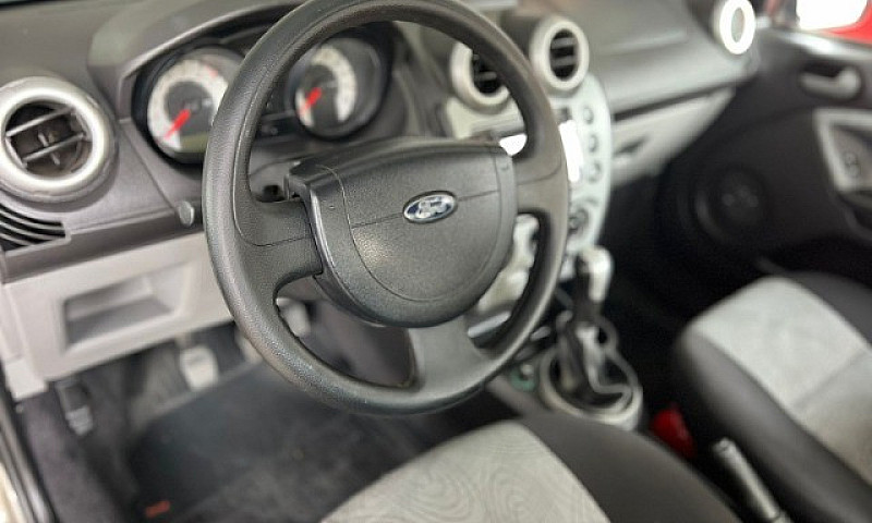 Ford Fiesta Sedan 1....