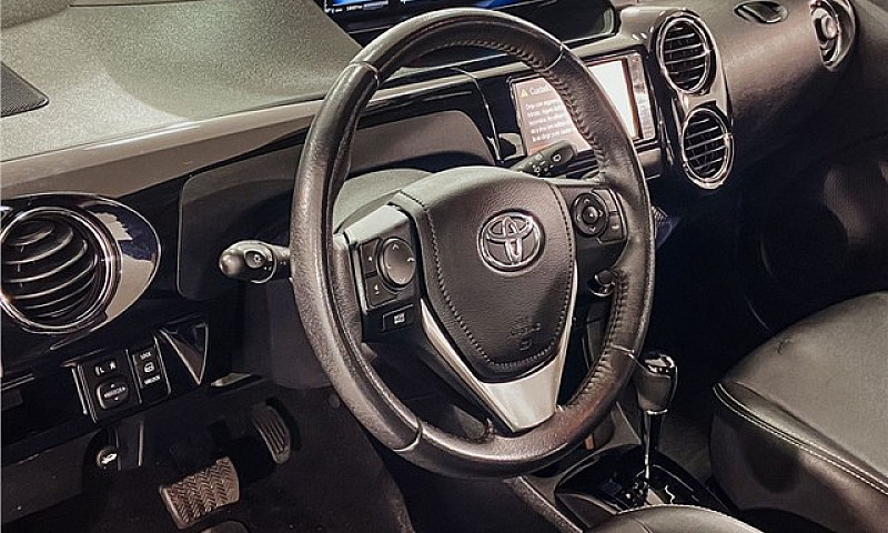 Toyota Etios Cross 2...