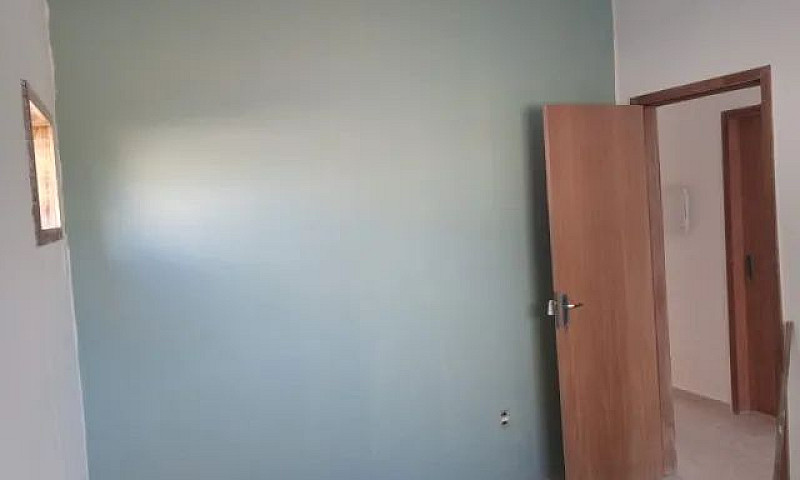 Aluga-Se Casa Ampla ...