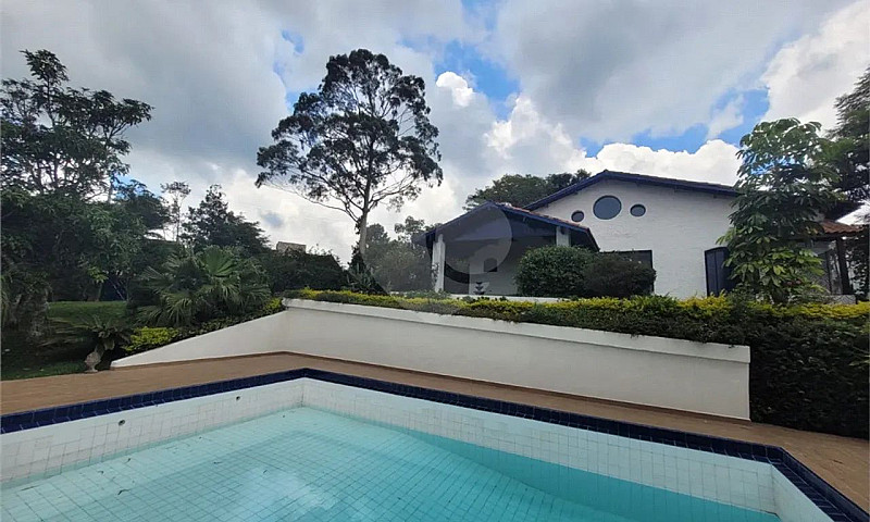 Condomínio Com 3 Qua...