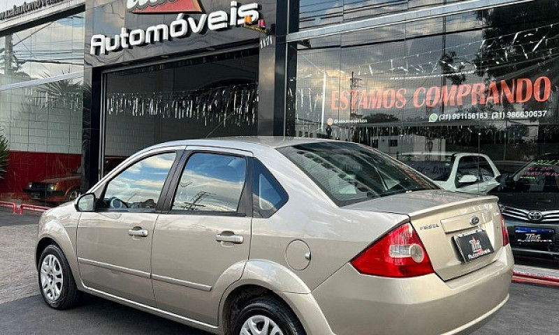 Ford Fiesta Sedan 1....