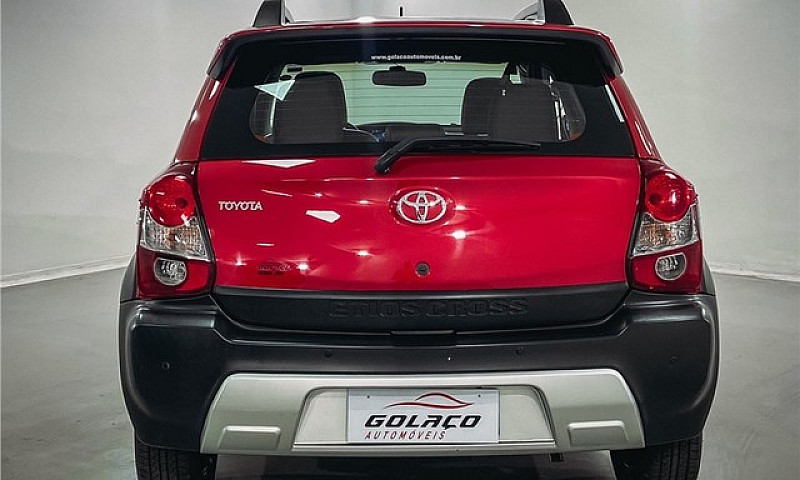 Toyota Etios Cross 2...