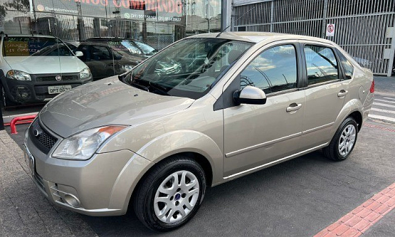 Ford Fiesta Sedan 1....