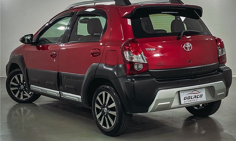 Toyota Etios Cross 2...