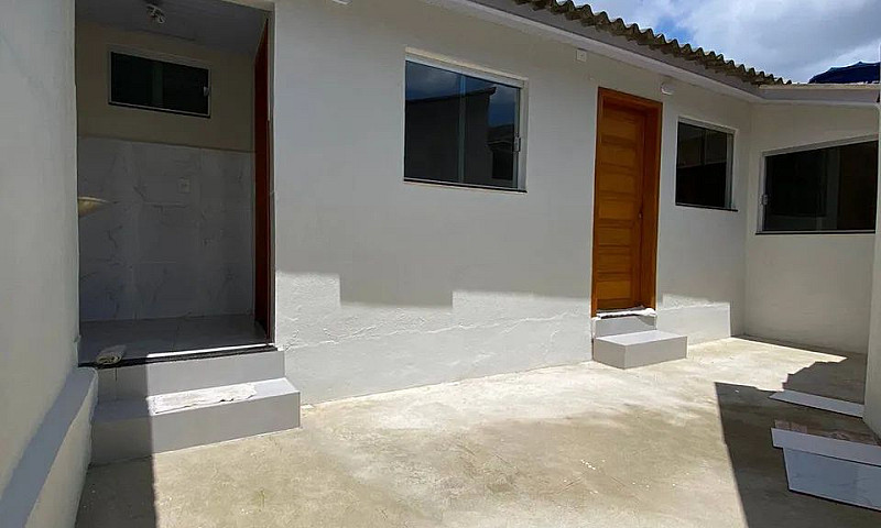 Linda Casa De Fundos...