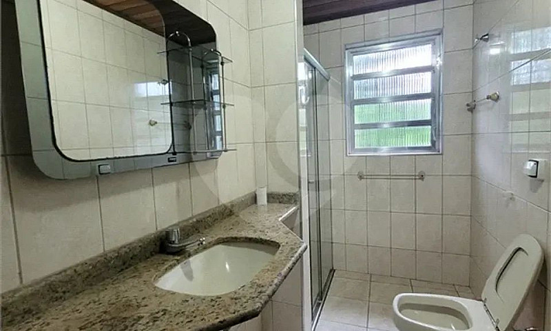 Condomínio Com 3 Qua...