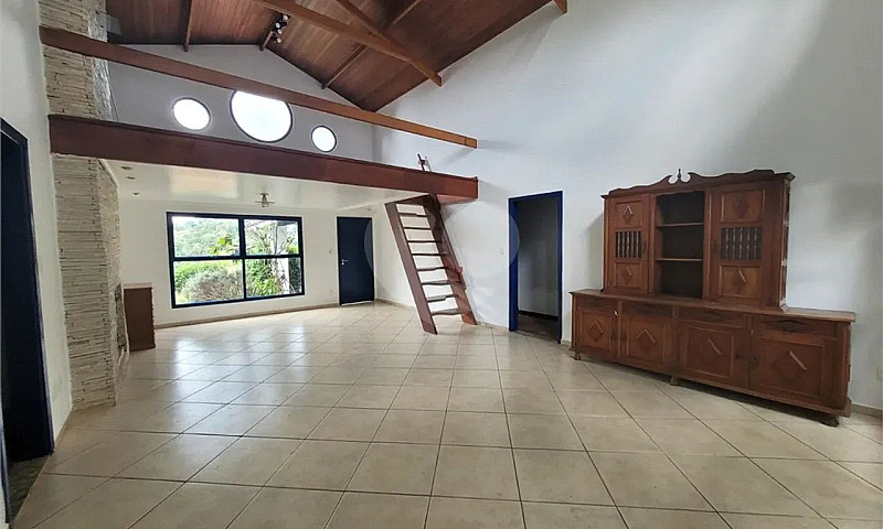 Condomínio Com 3 Qua...