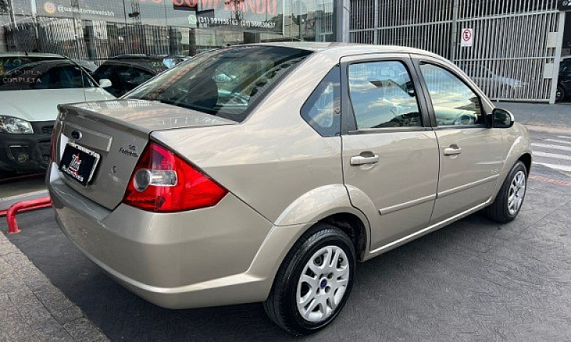 Ford Fiesta Sedan 1....