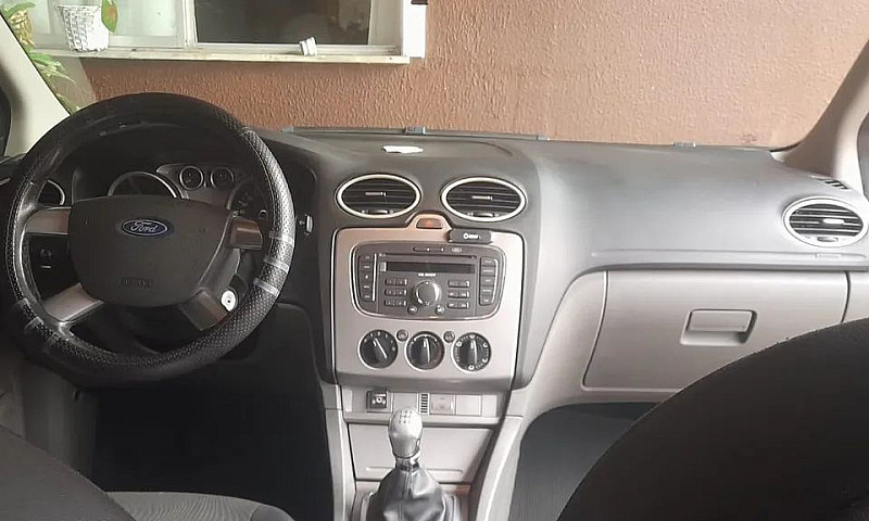 Ford Focus Sedan 1.6...