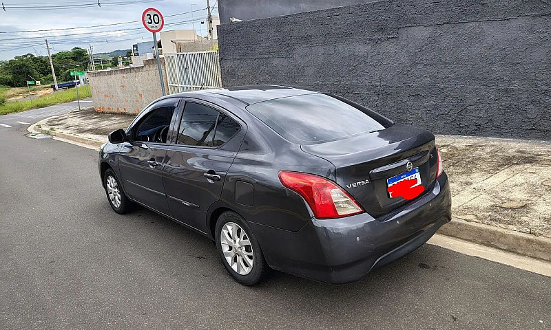 Nissan Versa S 1.0 1...