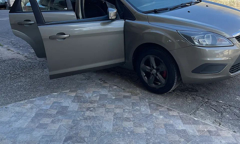 Ford Focus Sedan 2.0...