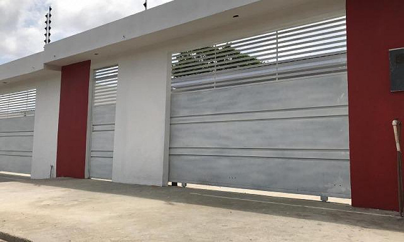 Ampla Casa No Manoa....