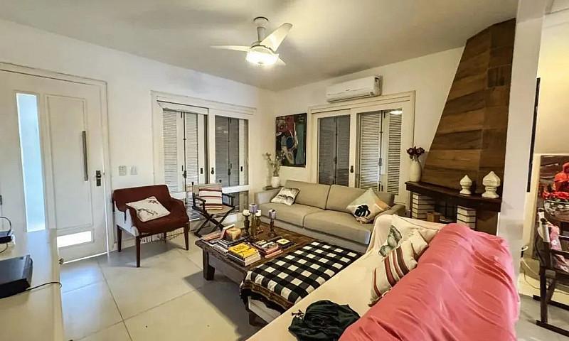 Casa Beira Lago, Mob...