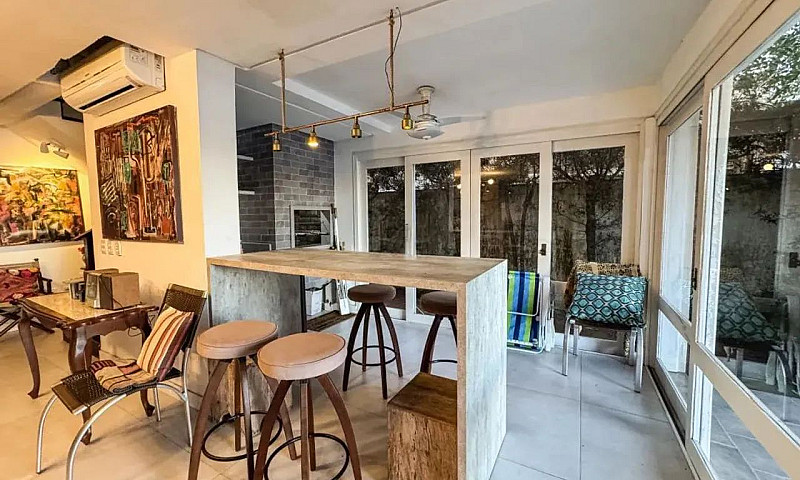 Casa Beira Lago, Mob...