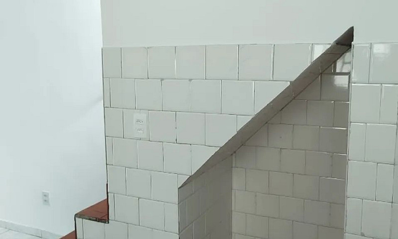 Aluga-Se Casa De 1 Q...
