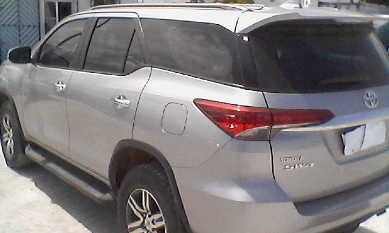 Vendo Hilux Sw4 2019...