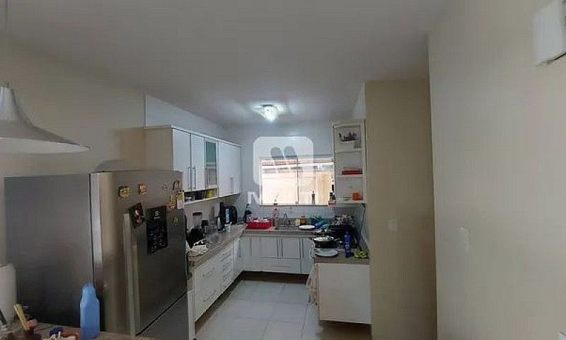 Casa De Condomínio C...