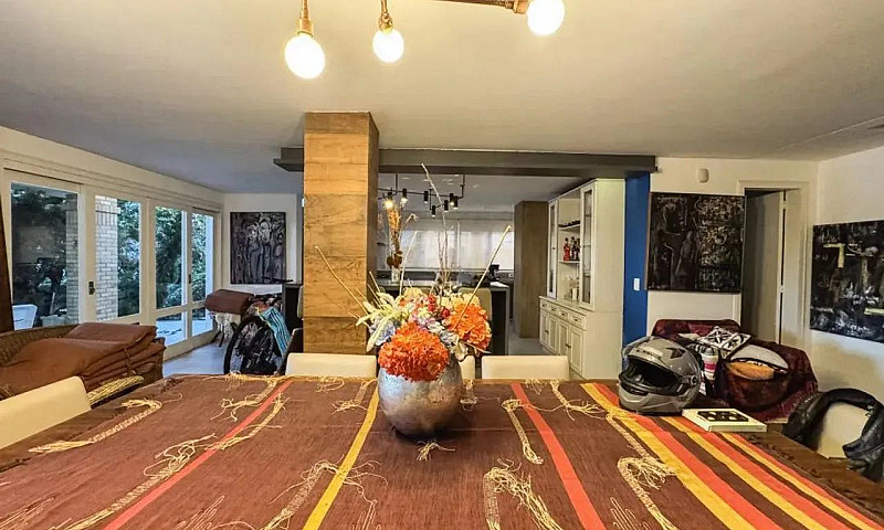 Casa Beira Lago, Mob...