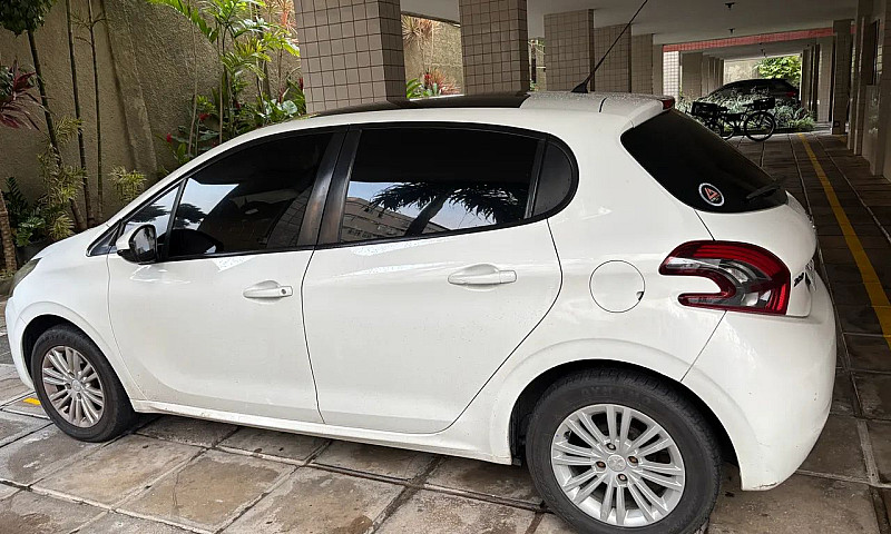 Peugeot 208 Allure 1...