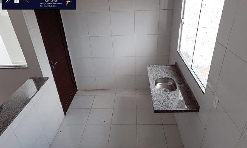 Casa Com 2/4 E 2 Suí...