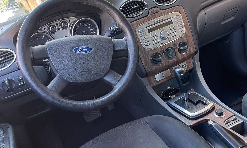 Ford Focus Sedan 2.0...