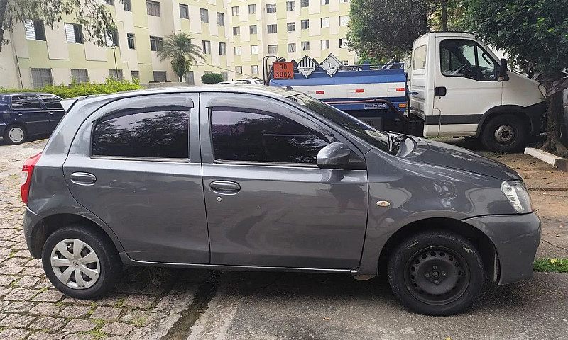 Toyota Etios X 1.3 F...