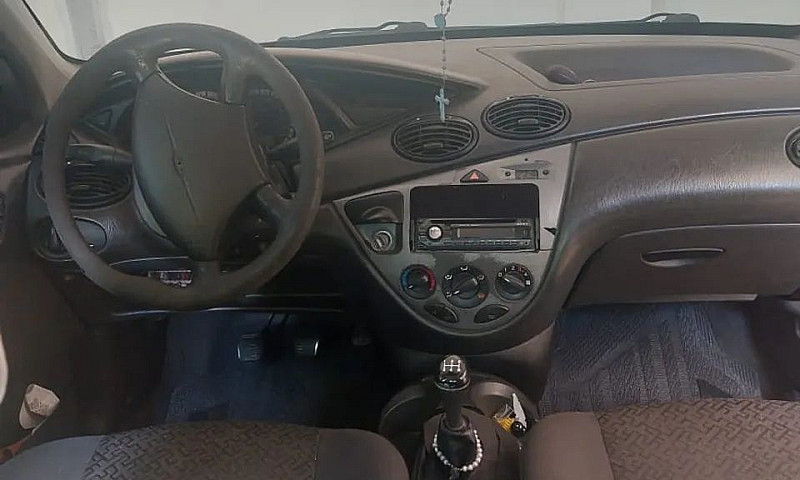 Ford Focus Sedan 1.6...