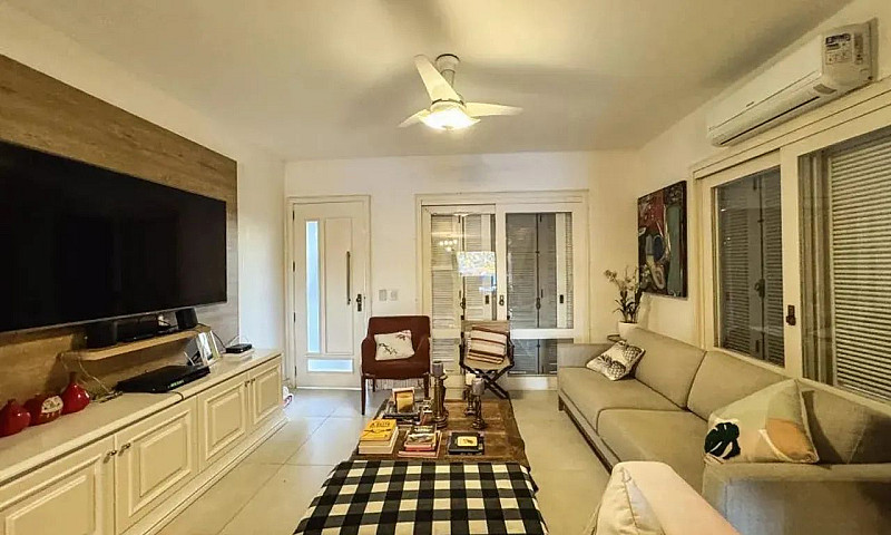 Casa Beira Lago, Mob...