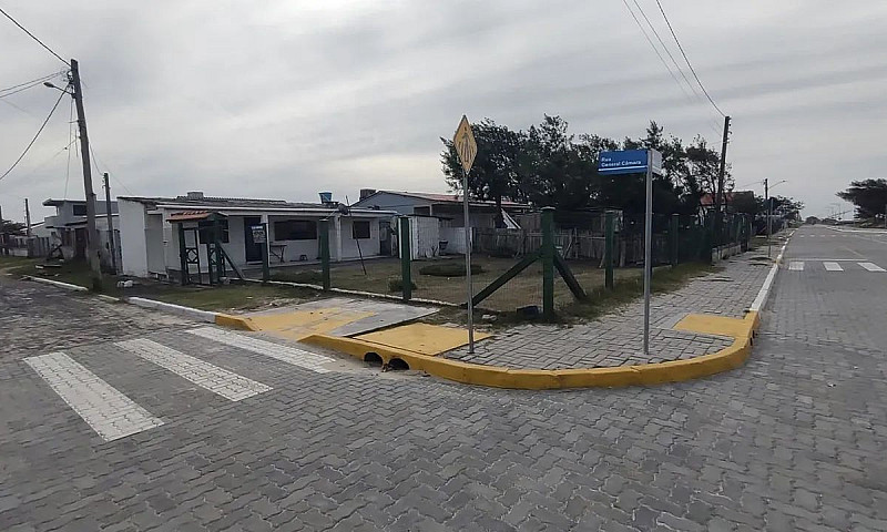 Casa De Esquina Em F...