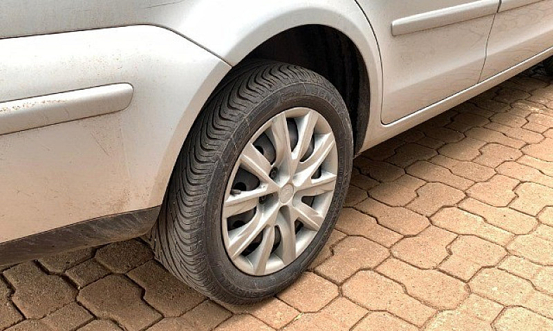 Volkswagen Polo Sedã...