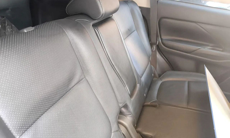 Mitsubishi Outlander...