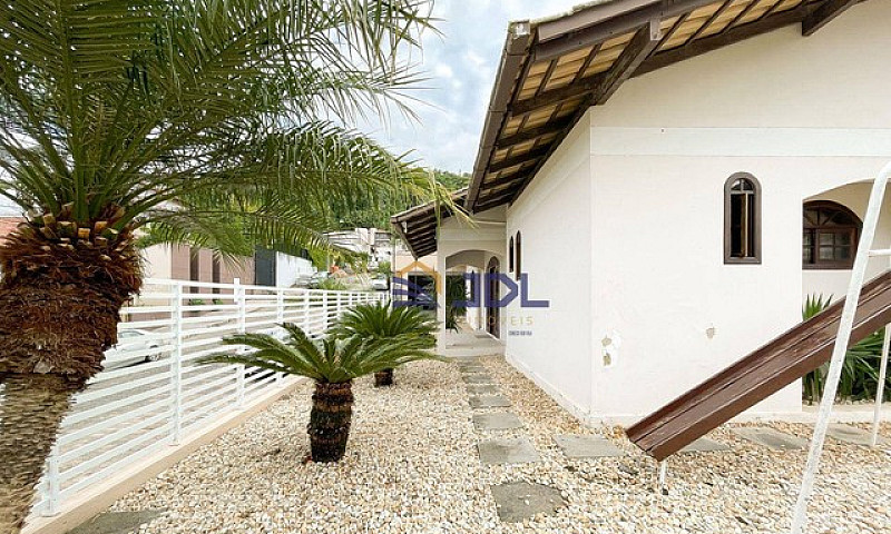Belíssima Casa Com 4...