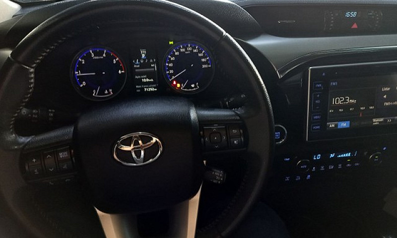 Toyota Hilux 2.8 Srx...
