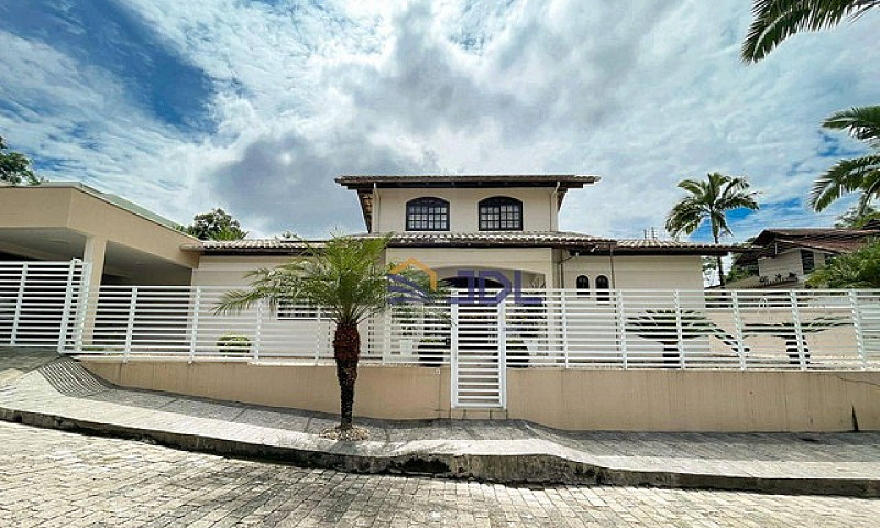 Belíssima Casa Com 4...