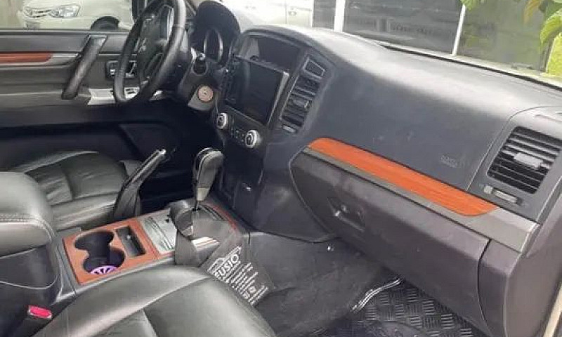 Mitsubishi Pajero Fu...