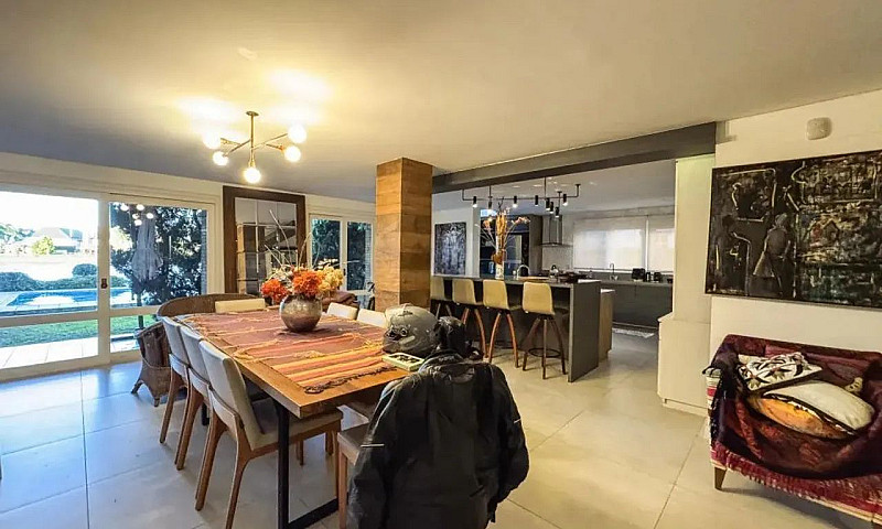 Casa Beira Lago, Mob...