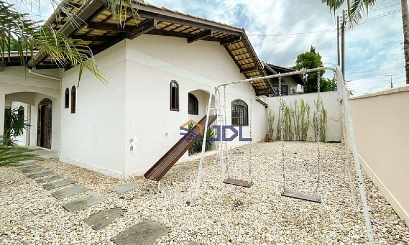 Belíssima Casa Com 4...
