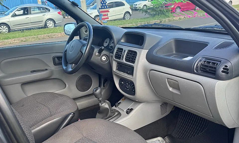 Renault Clio Authent...