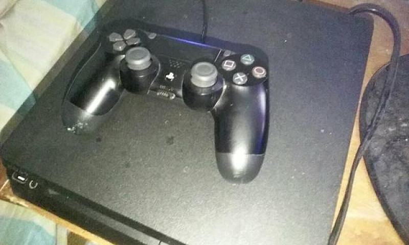 Playstation 4 Slim...