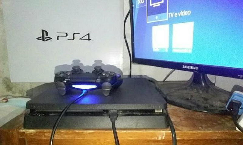 Playstation 4 Slim...