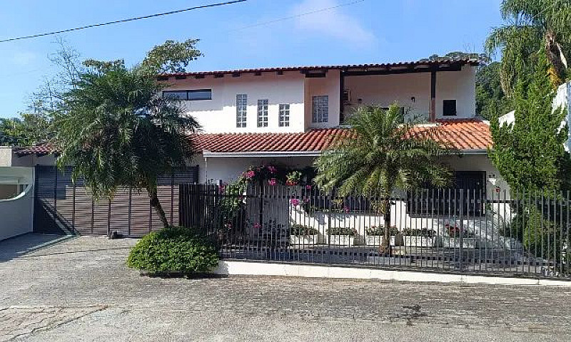 Ampla Residência Com...