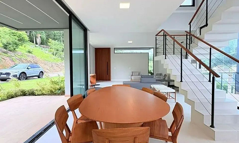 Casa Com 3 Dormitóri...