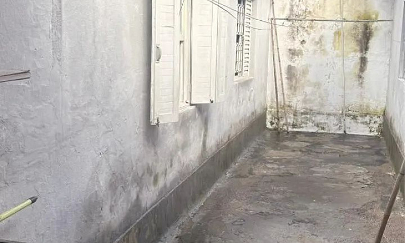 Alugo Casa Nos Fundo...